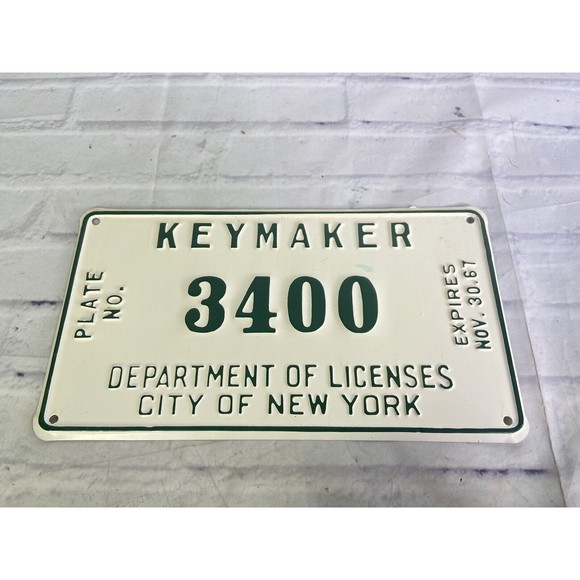 VTG Keymaker New York City License Plate 1967 Department of Licenses White Green - Picture 1 of 14